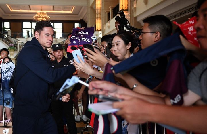 Julian Draxler lors d'un bain de foule avant la finale du trophée des champions, à Shenzhen, le 2 août 2018.&nbsp; (ANNE-CHRISTINE POUJOULAT / AFP)