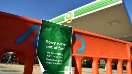 Une station-service est fermée en raison d'une pénurie de carburant, le 24 septembre 2021, à Hildenborough (Royaume-Uni). (BEN STANSALL / AFP)