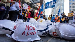 Journee de mobilisation de l'intersyndicale de Suez contre l'offre de Veolia, devant la Tour Engie, le 22 septembre 2020. (AURELIEN MORISSARD / MAXPPP)