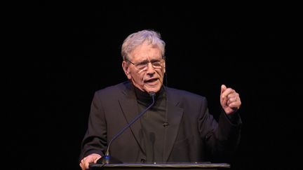 Amos Oz, lors d'un colloque organisé par un centre d'études de l'université UCLA en Californie, aux Etats-Unis, en mai 2015.
 (Jason Kempin / GETTY IMAGES NORTH AMERICA / AFP)