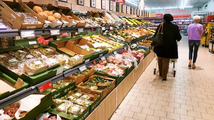 Femmes dans un supermarché de Valence (Drôme) le 12 septembre 2024. (NICOLAS GUYONNET / HANS LUCAS / AFP)