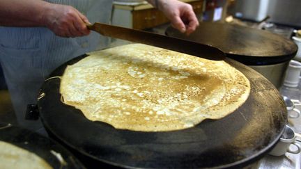 Une crêpe en cours de cuisson, en Bretagne. (Photo d'illustration) (FRED TANNEAU / AFP)