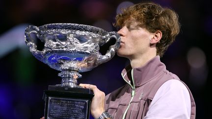 Jannik Sinner a remporté l'Open d'Australie face à Daniil Medvedev, le 28 janvier 2024. (MARTIN KEEP / AFP)