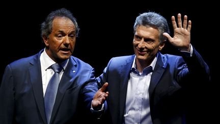 Daniel Scioli (à gauche), 58 ans, et Mauricio Macri, 56 ans, sont des amis d'enfance, issus de la grande bourgeoisie, mais dans la course à la présidence, tout les oppose. Le choix des électeurs se fera entre deux visions bien marquées pour relancer la 3e économie d'Amérique latine: continuité dans la politique économique protectionniste pour l'un contre rupture libérale préconisant le libre-échange pour l'autre. Mais après 12 ans de gestion de Nestor et Cristina Kirchner, le candidat de droite Mauricio Macri semble mieux placé que Daniel Scioli, candidat de la coalition gouvernementale. Une page de la longue histoire du péronisme et de son avatar, le kirchnérisme, pourrait bien se tourner à l'occasion de ce second tour inédit. (Marcos BRINDICCI / REUTERS)