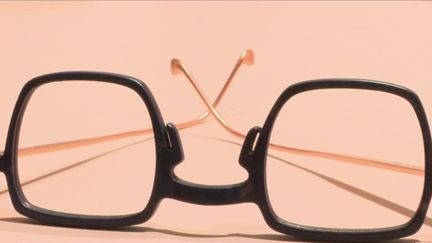 L'impression de lunettes 3D, qui est encore un marché de niche, séduit de plus en plus. Grâce à cette technologie, les clients créent des lunettes personnalisées.