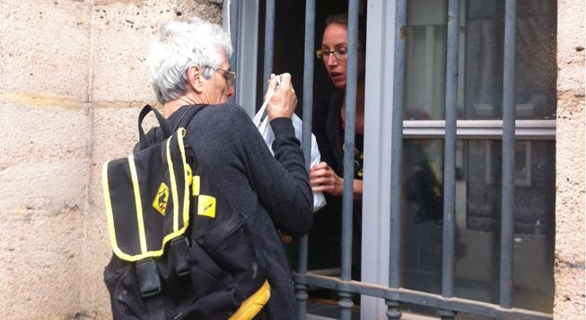 &nbsp; (Un membre de la Confédération paysanne apporte de quoi déjeuner aux membres du syndicat enfermé dans un bureau de la Préfecture avec le conseiller agriculture du Président © Radio France /Olivier Bost)