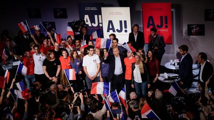 Des militants des "Jeunes avec Juppé" lors d'un meeting avec leur mentor, le 8 octobre 2016, à Malakoff (Hauts-de-Seine). (MAXPPP)