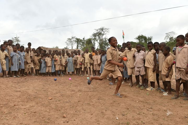 Des enfants jouent aux boules dans la cour d'une école primaire dans le village de Goboue (sud-ouest de la Côte d'Ivoire) le 7 mars 2016. (ISSOUF SANOGO / AFP)