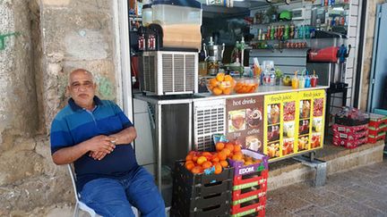 Zoheir ne vend plus ses jus d’oranges pressés aux touristes de la&nbsp;vieille ville. (FARIDA NOUAR / RADIO FRANCE)