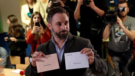 Santiago Abascal, chef du parti d'extrême droite Vox, dans un bureau de vote à Madrid, en Espagne, le 10 novembre 2019.&nbsp; (BURAK AKBULUT / ANADOLU AGENCY / AFP)