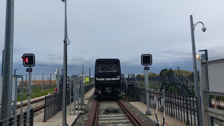 La RATP espère pouvoir disposer d'une cinquantaine de rames sur la ligne 14 au moment des JO, au lieu de 35 seulement aujourd'hui. (RAPHAEL EBENSTEIN / FRANCEINFO)