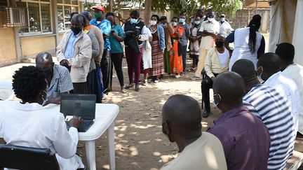 Des personnes&nbsp;attendant de s'inscrire pour recevoir leur première dose du vaccin AstraZeneca au centre de santé Dandora à Nairobi, le 10 août 2021. (SIMON MAINA / AFP)