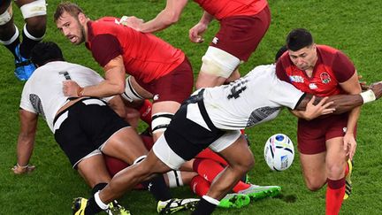 Dans le match d'ouverture, l'Angleterre a été bousculée par les Fidjiens, à l'image de Ben Morgan plaqué par Waisea