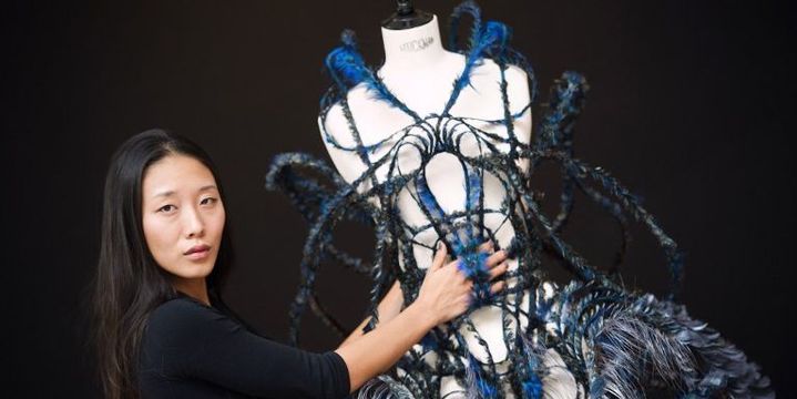 La créatrice chinoise Yiqing Yin pose avec une de ses créations à Paris (septembre 2012)
 (LIONEL BONAVENTURE /AFP)