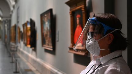 Une surveillante du musée du Prado à Madrid le 4 juin 2020. (GABRIEL BOUYS / AFP)