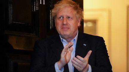 Le premier ministre Boris Johnson applaudit sur le seuil de sa résidence du 10. Downing Street le 2 avril 2020, à Londres (Royaume-Uni). (PIPPA FOWLES / 10 DOWNING STREET)