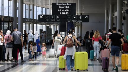 Des passagers au départ de l'aéroport de Beyrouth au Liban, le 29 juillet 2024. Illustration. (ANWAR AMRO / AFP)