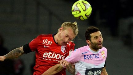 Simon Kjaer (Lille) à la lutte avec Cédric Barbosa (Evian-TG) (DENIS CHARLET / AFP)