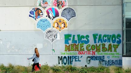 "Flics, Fachos, même combat", peut-on lire sur les murs de l'Université Jean Jaurès, à Toulouse, le 30 mars 2018.&nbsp; (FREDERIC CHARMEUX / MAXPPP)