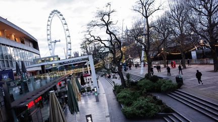 Des promeneurs le long de la Tamise&nbsp;dans un quartier&nbsp;qui abrite normalement un marché de Noël annuel, à Londres, en Angleterre,&nbsp;le 23 novembre 2020. (DAVID CLIFF / NURPHOTO / AFP)