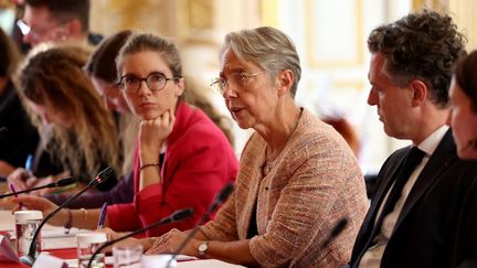 La Première ministre, Elisabeth Borne (au centre), lors de la présentation du  "pacte des solidarités", à Matignon (Paris), le 18 septembre 2023. (EMMANUEL DUNAND / AFP)