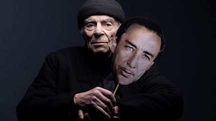 L'écrivain et éditeur Paul Pavlowitch pose avec un masque du romacier romain Gary, lors d'une séance photo le 1er février 2023 à Paris (France). (JOEL SAGET / AFP)