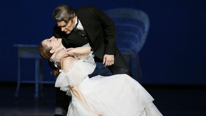 Agnes Letestu et Michael Denard interprètent "La Dame aux Camelias", dirigé par le chorégraphe John Neumeier, le 20 septembre 2013. (PATRICK KOVARIK / AFP)