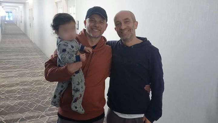 Brad, John et leur fils ont été évacués. Leur maison n’a pas brûlé mais ils ne peuvent pas y retourner pour le moment. (LAURENT MACCHIETTI / FRANCEINFO / RADIO FRANCE)