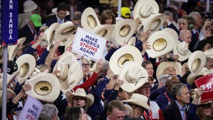 D'autres ont opté pour le chapeau de cowboy pour saluer Donald Trump à la convention républicaine, le 17 juillet 2024. (SCOTT OLSON / GETTY IMAGES NORTH AMERICA / AFP)