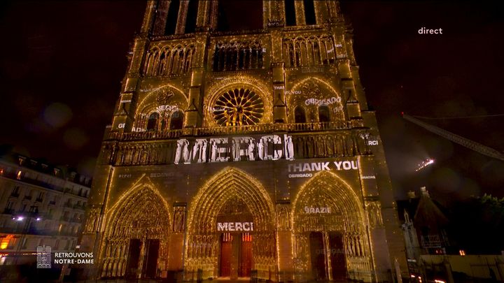 La façade illuminée de Notre-Dame de Paris remercie les pompiers et artisans qui ont sauvé la cathédrale, le 7 décembre 2024. (FRANCE TELEVISIONS)