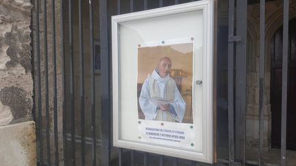 Le portrait de Jacques Hamel est affiché devant l'église de Saint-Etienne-du-Rouvray. (JULIETTE DUCLOS / FRANCETV INFO)