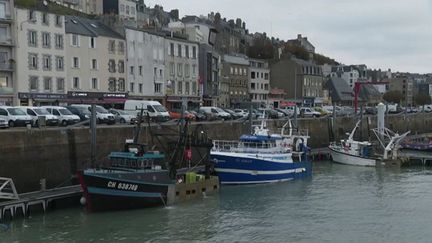 Jusqu'où ira le bras de fer entre Londres et le gouvernement français concernant les licences de pêche ? Le Royaume-Uni a convoqué l'ambassadrice de France ce vendredi 29 octobre. La journaliste Maëlys Septembre, en direct de Londres, apporte plus d'informations.&nbsp; (FRANCE 3)