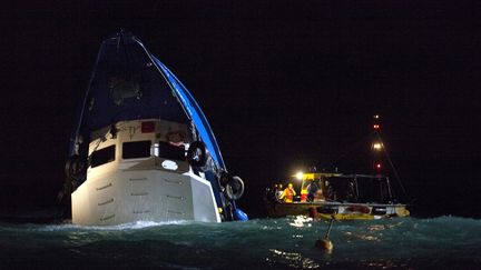 Un ferry, qui transportait 120 personnes, a coul&eacute; le 1er octobre 2012 &agrave; quelques kilom&egrave;tres de Hong Kong (Chine).&nbsp; (TYRONE SIU / REUTERS)