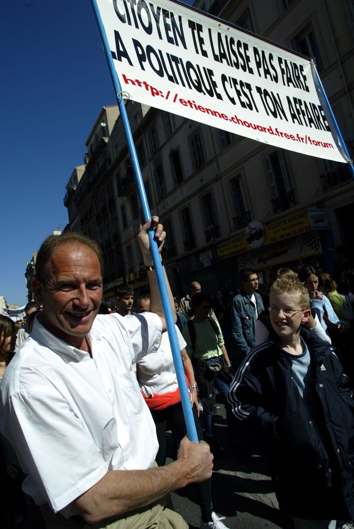 Etienne Chouard lors d'une manifestation contre le contrat première embauche (CPE), en 2006 à Marseille (Bouches-du-Rhône). (MAXPPP)