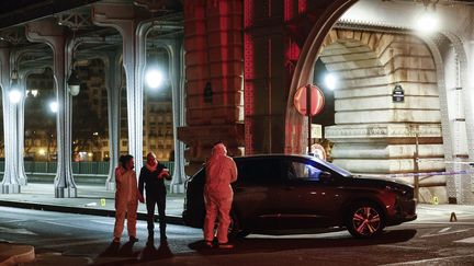 Des policiers en intervention dans le quartier du pont de Bir-Hakeim à Paris après l'attaque dans la soirée du 2 décembre 2023 (YOAN VALAT / MAXPPP)