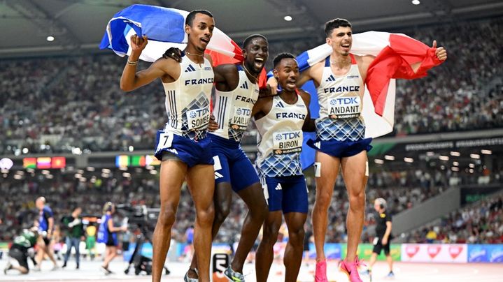 Les Français David Sombé, Ludvy Vaillant, Gilles Biron et Teo Andant après leur médaille d'argent sur le relais 4x400 mètres des Mondiaux de Budapest, le 27 août 2023. (JEWEL SAMAD / AFP)