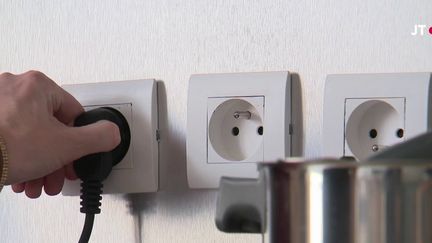 Le prix de l’électricité va flamber, car l’État a décidé de réintroduire une taxe. La facture sera plus salée dès le début du mois de février. (France 2)