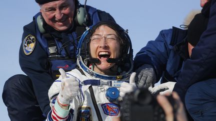 L'astronaute Christina Koch après avoir atterri au Kazakhstan, le 6 février 2020. (SERGEI ILNITSKY / AFP)