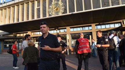 Des policiers arrivent &agrave; la station de train d'Arras, dans le nord de la France, le 21 ao&ucirc;t 2015 apr&egrave;s une fusillade &agrave; bord d'un train Thalys. (PHILIPPE HUGUEN / AFP)