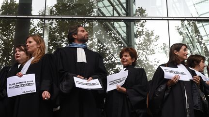 Des avocats manifestent, le 21 octobre 2015 devant le palais de justice de Toulouse, contre la r&eacute;forme de l'aide juridictionnelle, mais aussi les violences subies la veille par leurs confr&egrave;res lillois. (ERIC CABANIS / AFP)