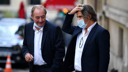 Gervais Martel (à gauche) avec Vincent Labrune avant l'assemblée générale de l'élection du président de la LFP, à Paris, le 10 septembre 2020. (FRANCK FIFE / AFP)