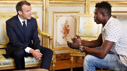 Emmanuel Macron reçoit&nbsp;Mamoudou Gassama à l'Elysée, le 28 mai 2018. (POOL NEW / REUTERS)