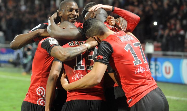 Le buteur guingampais Mustapha Yatabar&eacute; f&eacute;licit&eacute; par ses partenaires, lors de la victoire de son club face &agrave; Nice, le 22 f&eacute;vrier 2014.&nbsp; (FRED TANNEAU / AFP)