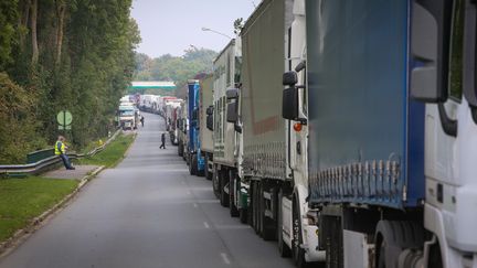 Un barrage filtrant mis en place par des routiers protestant contre la loi Travail, le 25 septembre 2017 à Arras (photo d'illustration). (SEVERINE COURBE / MAXPPP)