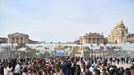 Les visiteurs font la queue pour entrer dans le château de Versailles, après une alerte à la bombe, le 17 octobre 2023. (MUSTAFA YALCIN / ANADOLU / AFP)