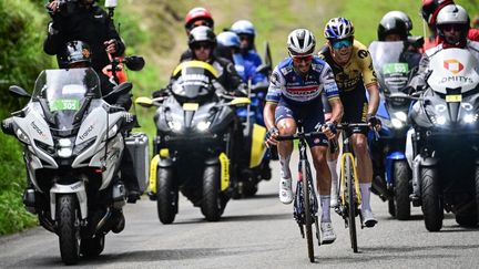 Julian Alaphilippe et Wout van Aert auront une chance à saisir, mardi 11 juillet, lors de la 10e étape du Tour entre Vulcania et Issoire. (MARCO BERTORELLO / AFP)