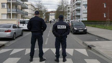 Des officiers de police judiciaire en poste à Colomiers, près de Toulouse (Haute-Garonne), le 30 mars 2018. (PASCAL PAVANI / AFP)