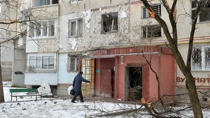 La façade d'un immeuble bombardé à Kharkiv le 26 février 2022. (SERGEY BOBOK / AFP)