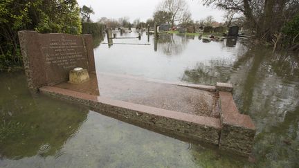 Le cimeti&egrave;re de Moorland (Royaume-Uni) inond&eacute; &agrave; la suite de pluies violentes, le 6 f&eacute;vrier 2014. (CHRIS ISON / AFP)