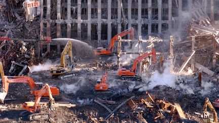 Les ruines du World trade center, &agrave; New York, aux Etats-Unis, le 18 octobre 2001.&nbsp; (LOUIS LANZANO/AP/SIPA / AP)